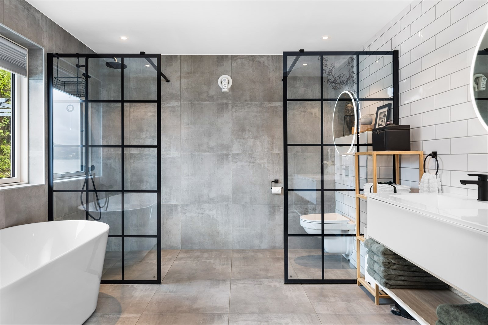 Fra hovedsoverommet er det en dobbel skyvedør inn til badet. Et virkelig lekkert bad fra 2020. Galleribilde