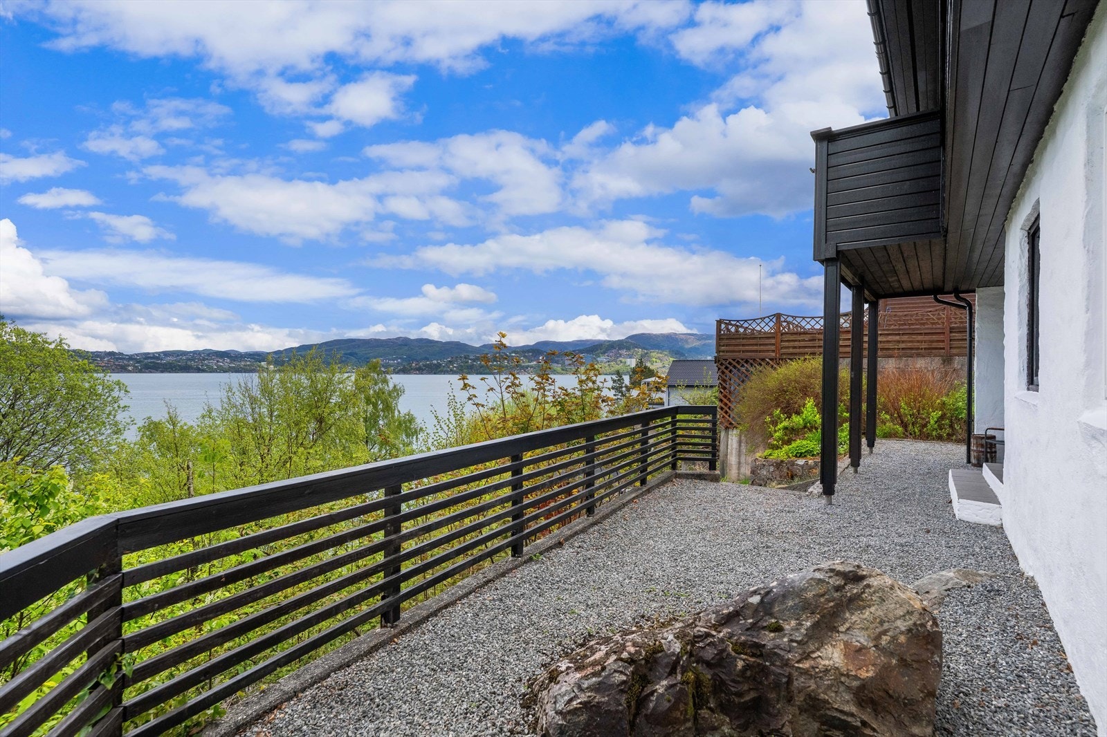 Støttemurer og hagemurer i betong og naturstein rammer inn eiendommen. Galleribilde