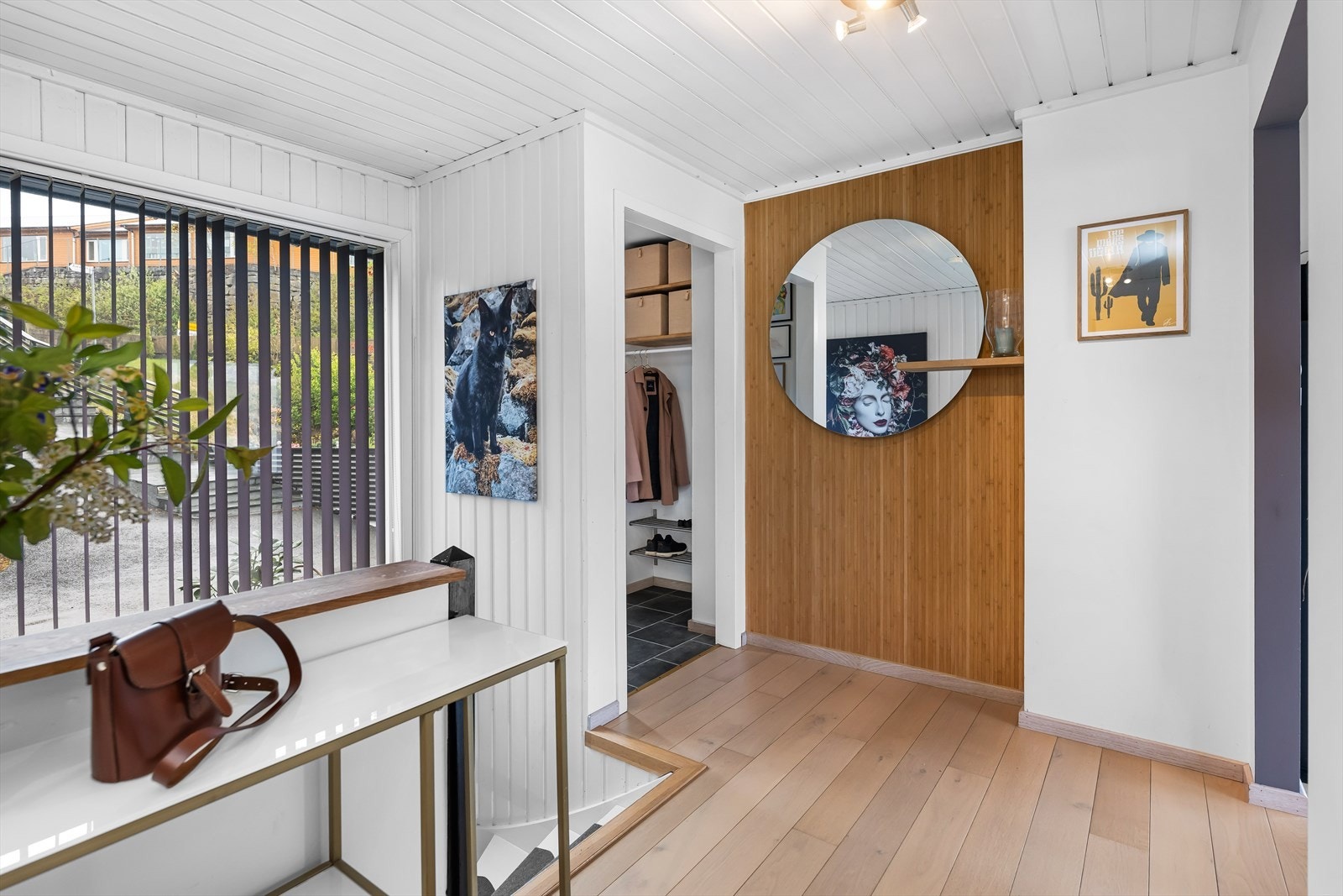 Moderne overflater og fargevalg. Fra rommet er det trapperom til underetasjen og inngang til soverommet, gjestebad og stuen. Galleribilde