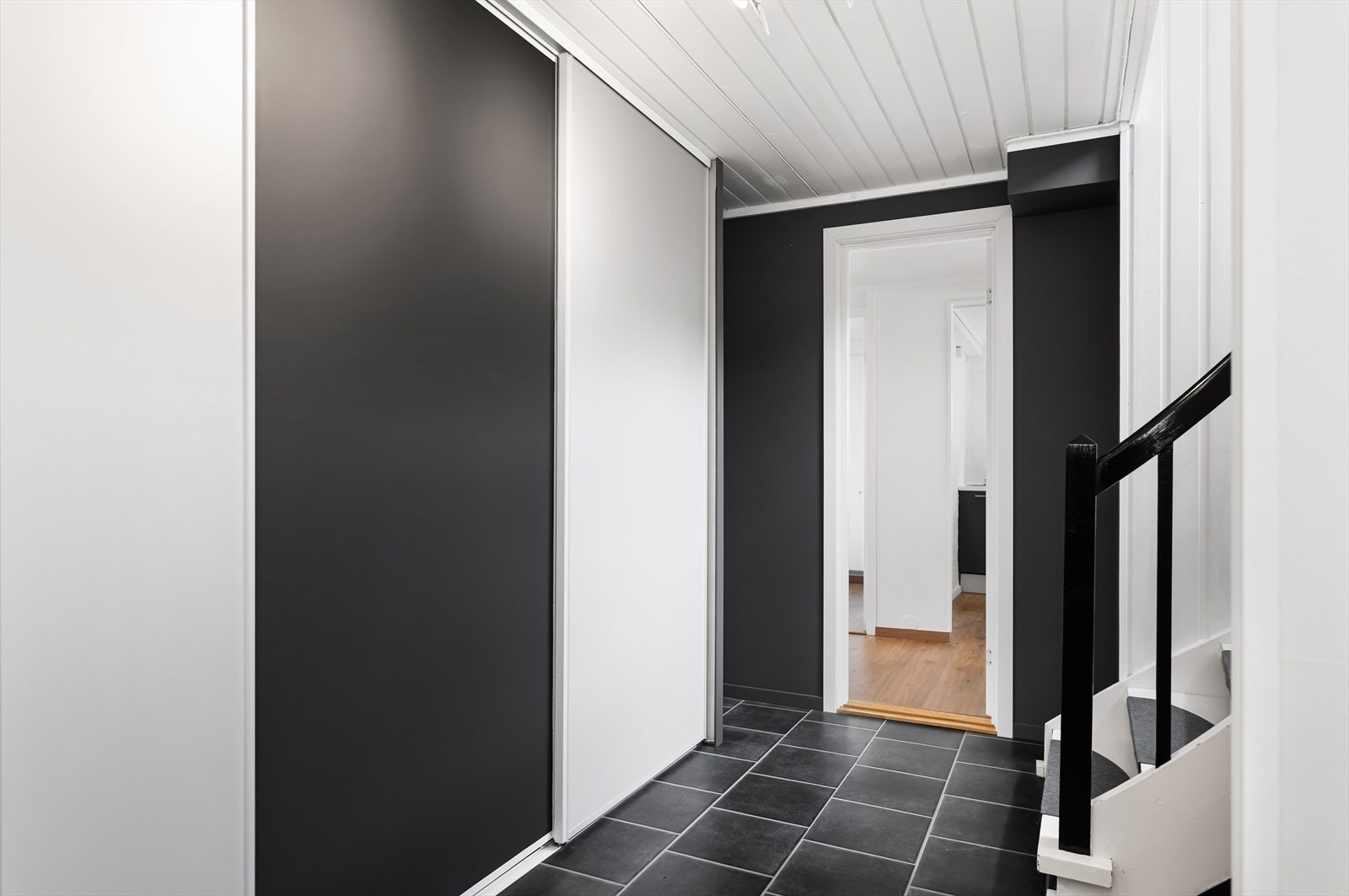 Det store vinduet i trapperommet gir godt med naturlig lysinnslipp. En stor skyvedørsgarderobe gir rikelig med lagringsplass. Galleribilde