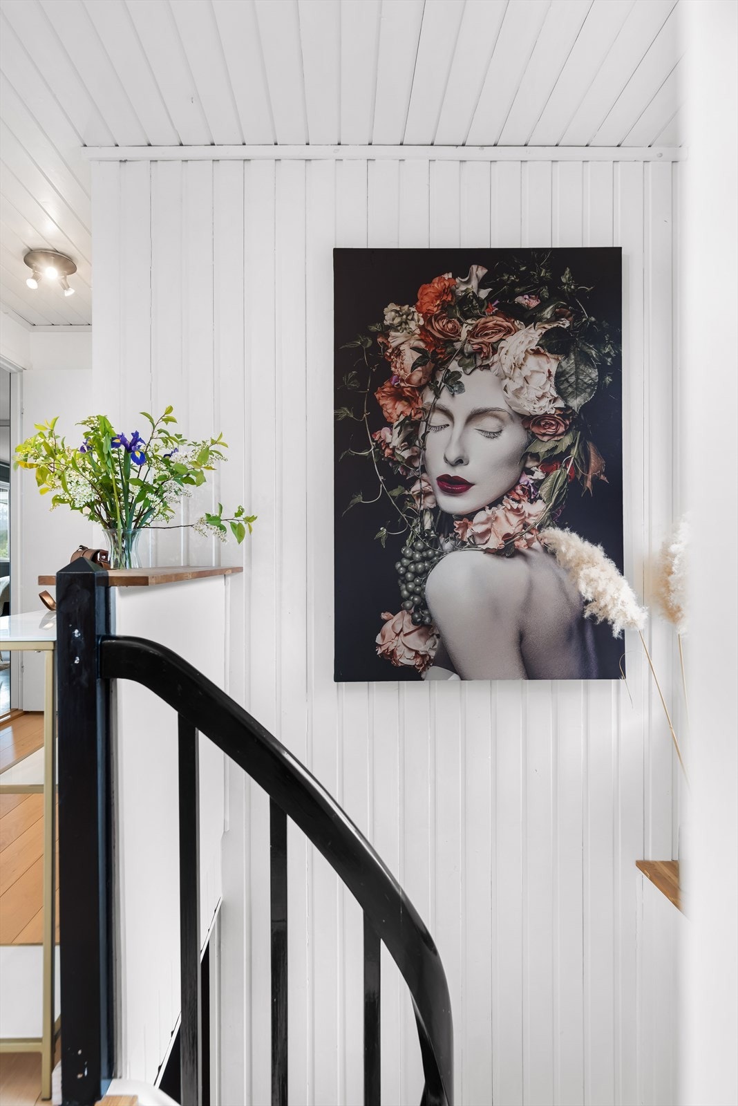 Med trapp fra første etasje kommer en ned i den store gangen i underetasjen. Galleribilde