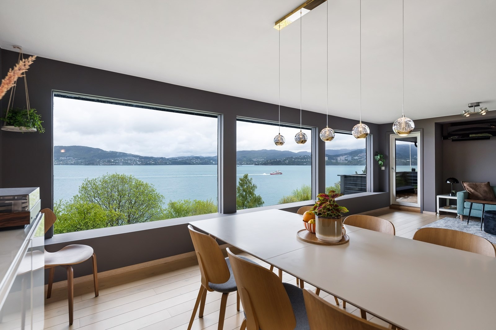 Spisestuen er en naturlig del av den åpne løsningen, med lekker sjøutsikt som bakteppe. Galleribilde