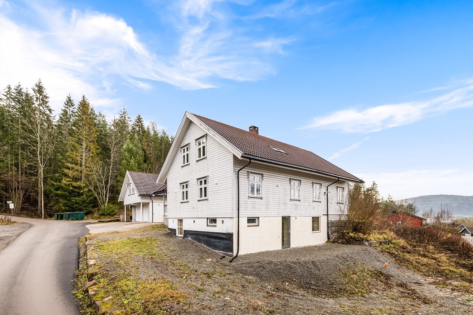 Attraktiv og svært barnevennlig beliggenhet i Sande, høyt og fritt, øverst i boligfeltet med ingen gjennomgangstrafikk og umiddelbar nærhet til flotte naturområder. Galleribilde