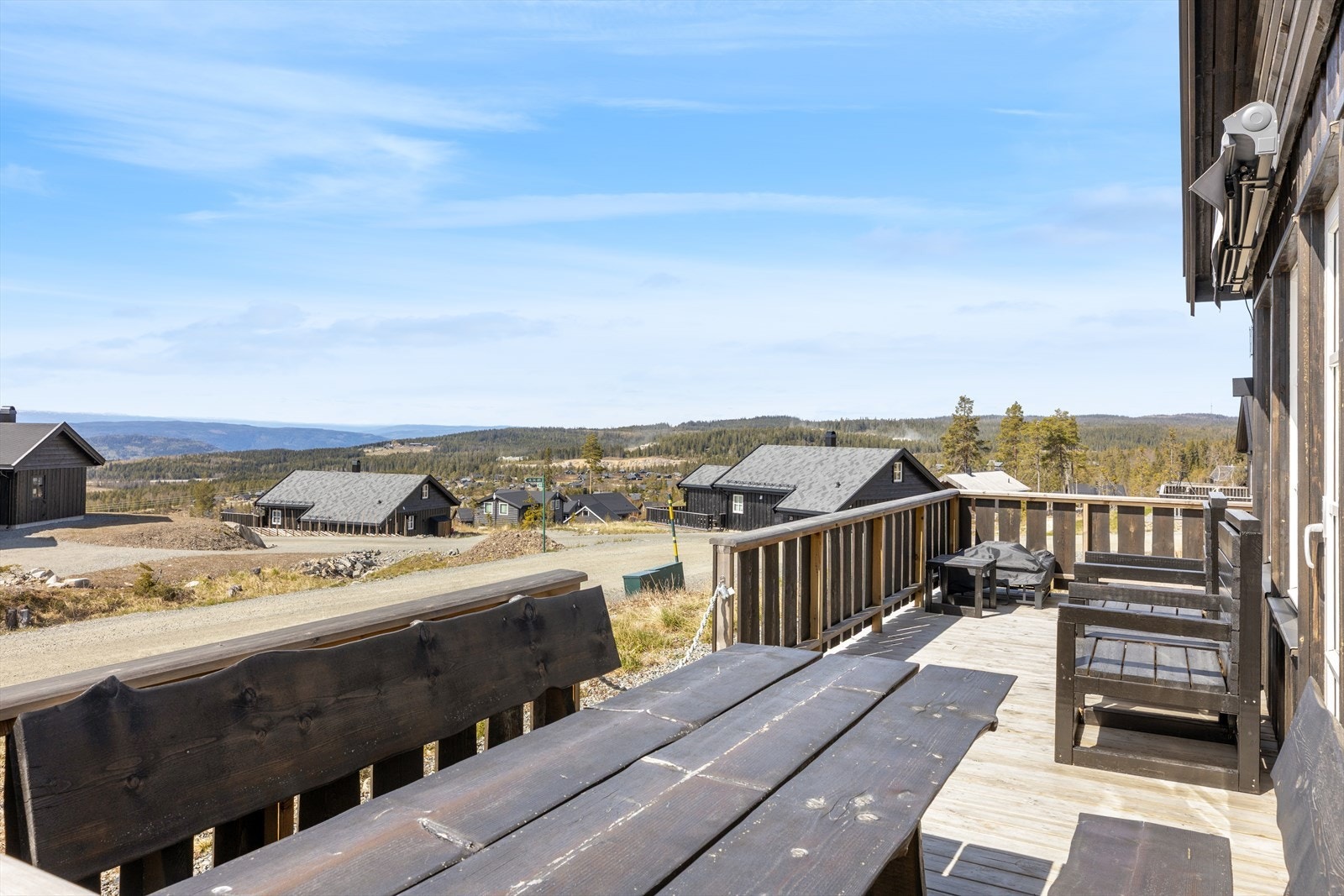 God plass til flere sittegrupper. Galleribilde