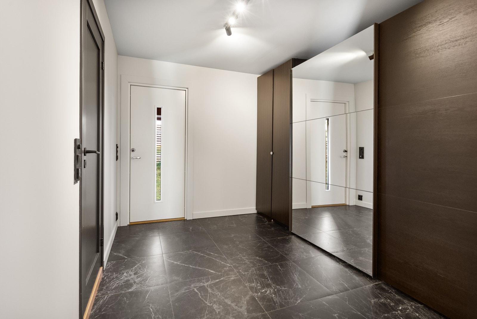 60 X 60 mørke fliser på gulv er nye. Godt med oppbevaringsplass i skyvedørsgarderobe. Galleribilde