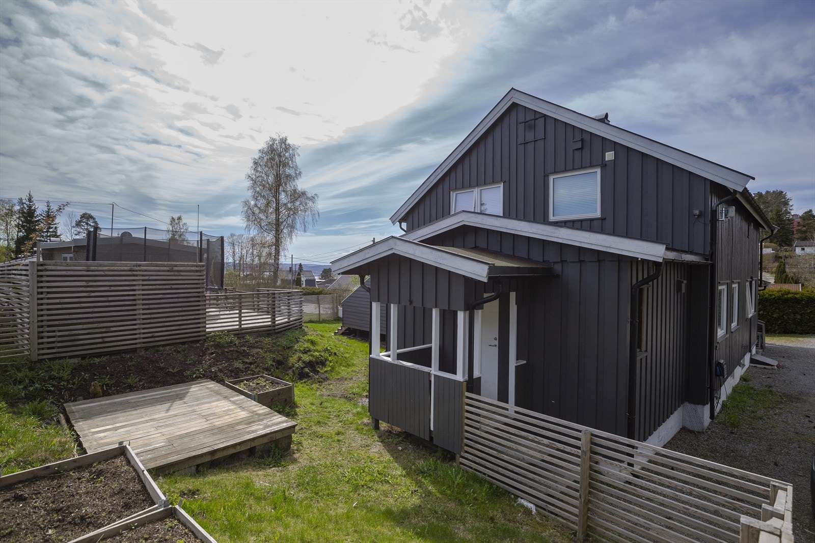 Tomten består av grøntarealer og plattinger i forskjellige nivåer. Galleribilde