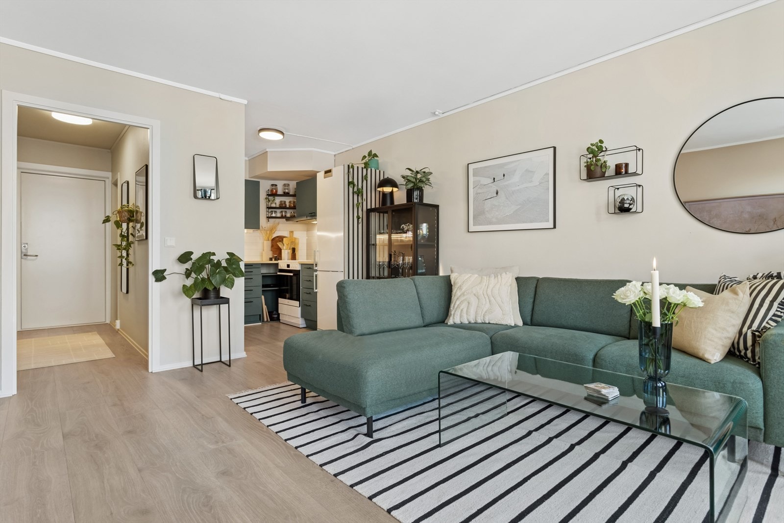 Stuen har moderne gulv- og veggflater. Galleribilde