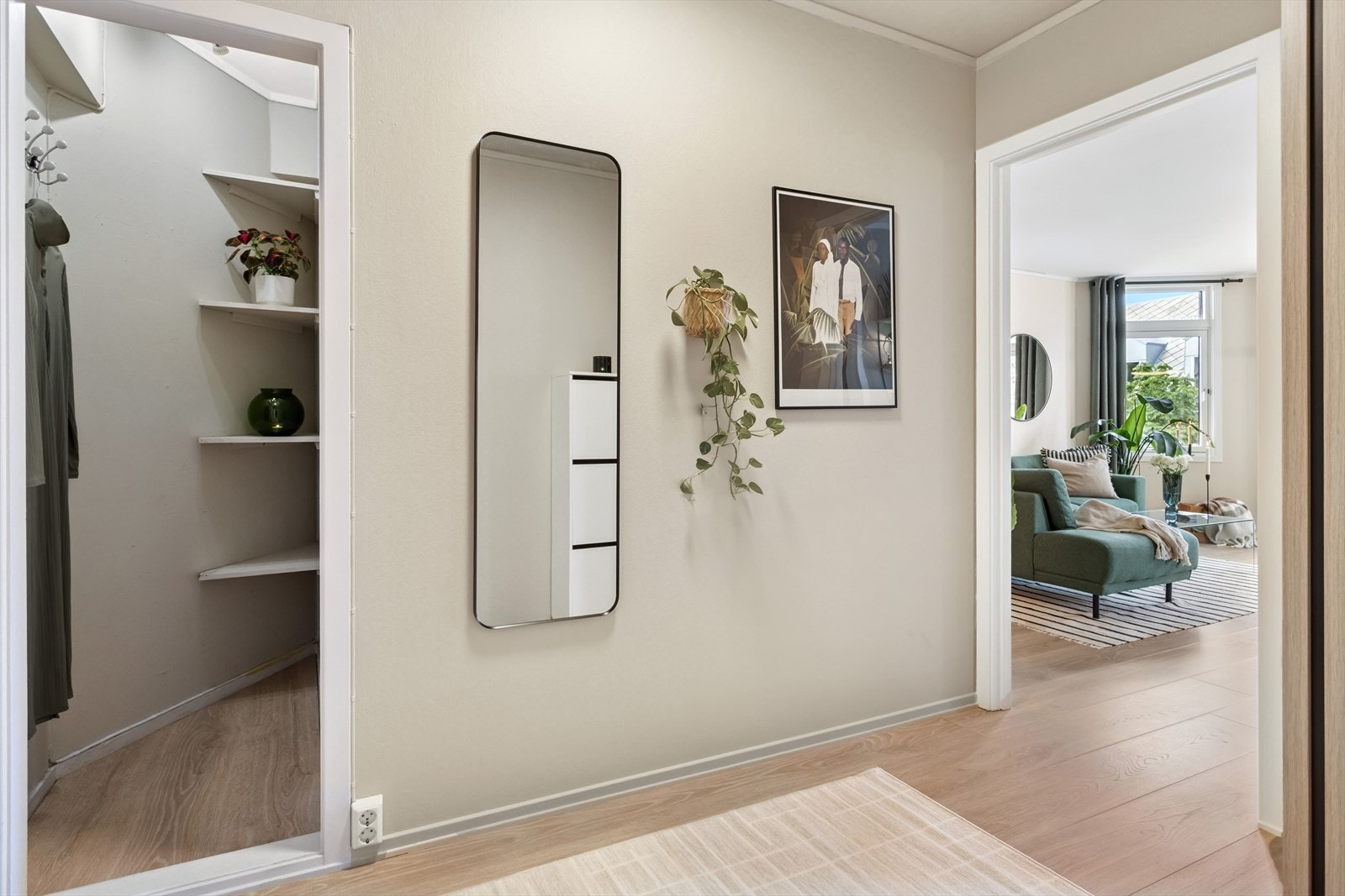 Entréen er ca. 5,2 m² - ved inngangsdøren er det en liten bod på ca. 0,7 m². Galleribilde