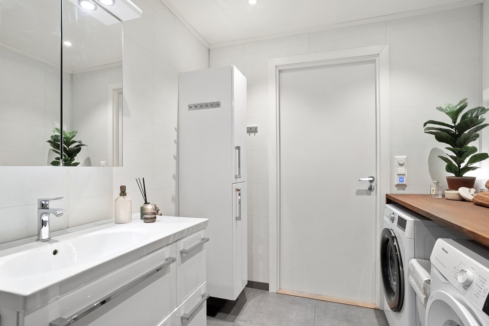 Badet har dusjkabinett, gulvmontert toalett, innredning med servant samt opplegg for vaskemaskin. Galleribilde