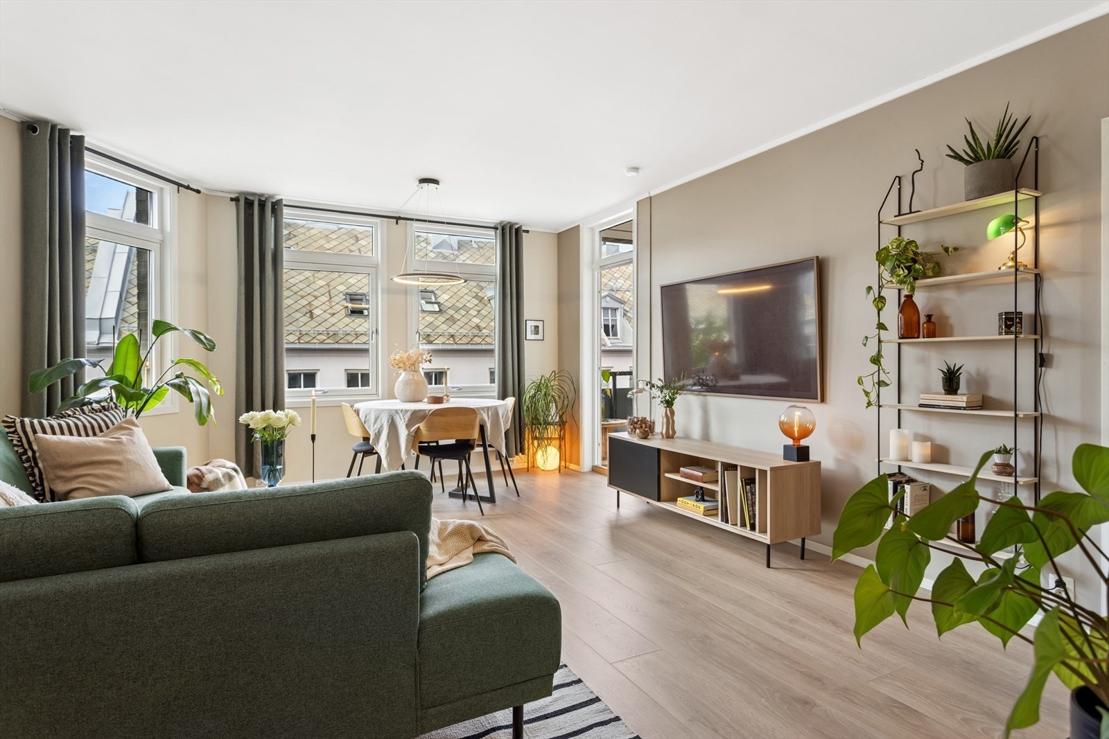 Stuen har store vindusflater som gir rikelig med dagslys. Galleribilde