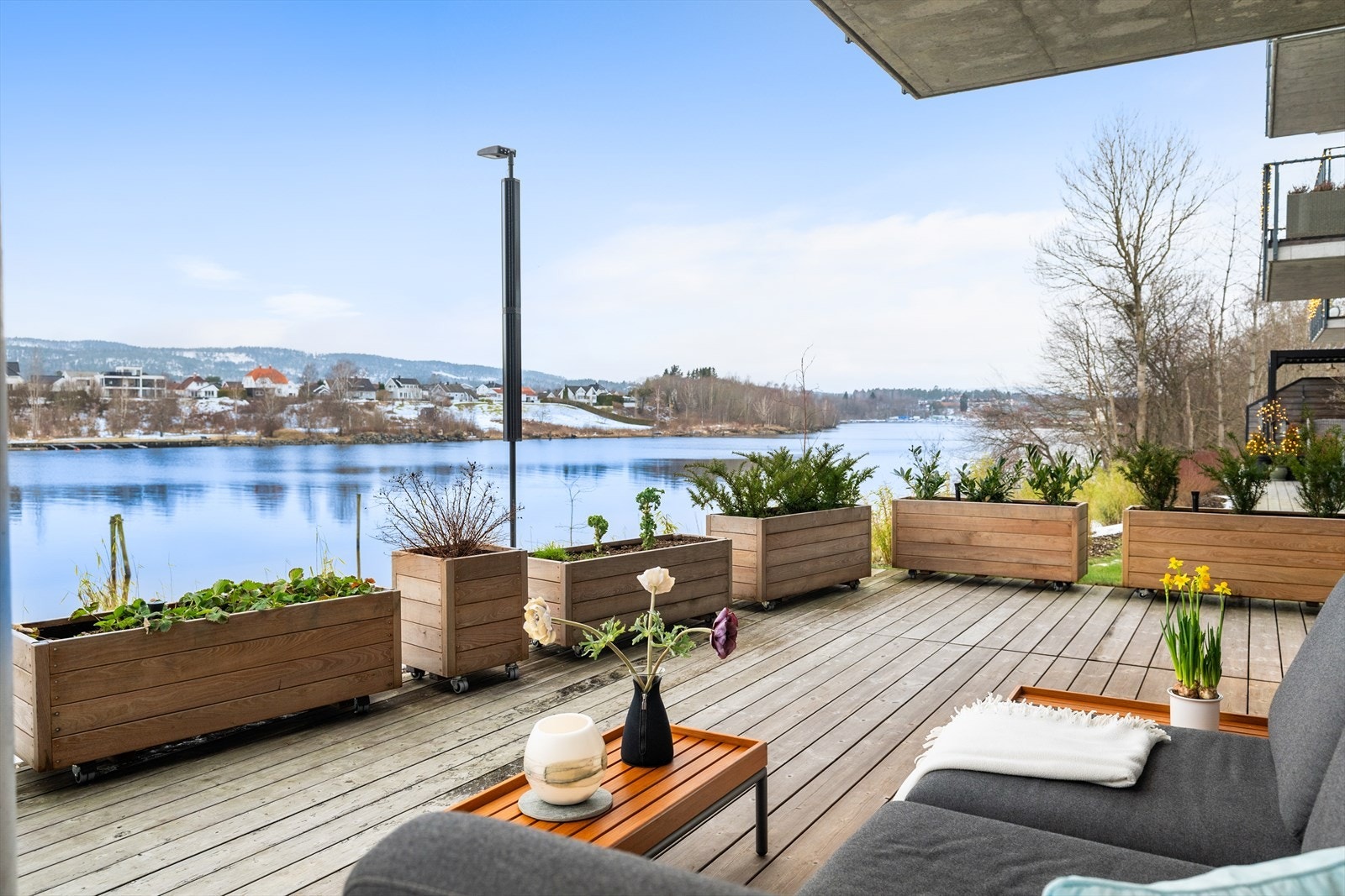 Leiligheten ligger nydelig til ytterst mot elven med utgang fra stuen til solrike terrasse på 47 kvm! Galleribilde