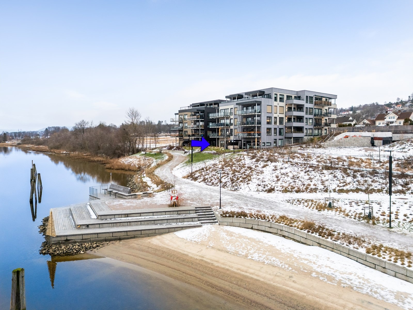 En påkostet og delikat 3-roms leilighet fra 2023, med unik beliggenhet i maritime omgivelser på idylliske Osebakken Park, et nytt bolig- og rekreasjonsområde ved Porsgrunnselva. Galleribilde