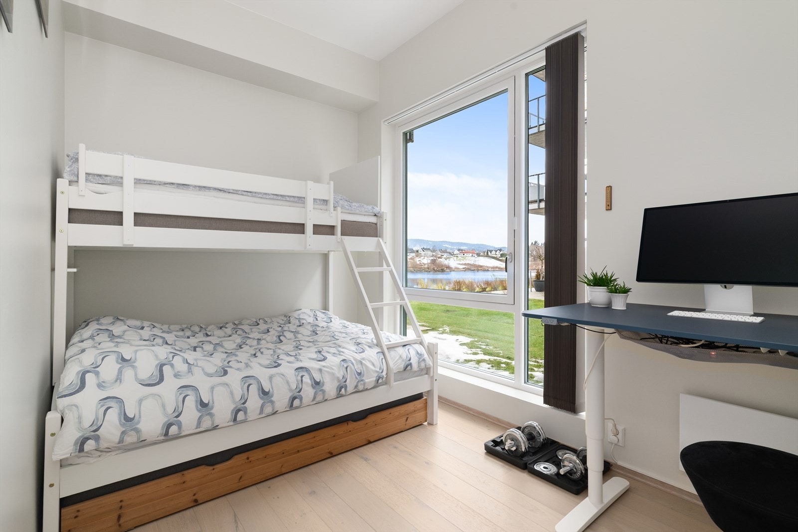 Leiligheten har to lyse, store og pene soverom. Soverom nr 2 er av god størrelse og er benyttet som et flerbruksrom. Her er det både plass til barnebarn på overnatting, hjemmekontor og treningsapparater. Galleribilde