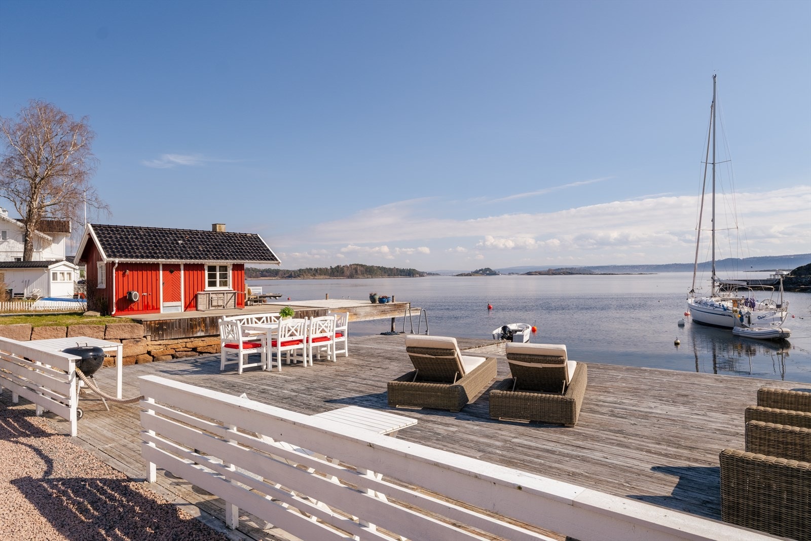 Her får du en eiendom med en helt unik beliggenhet, hvor sjøen, utsikten og solforholdene skaper en ramme som sjelden tilbys. Galleribilde