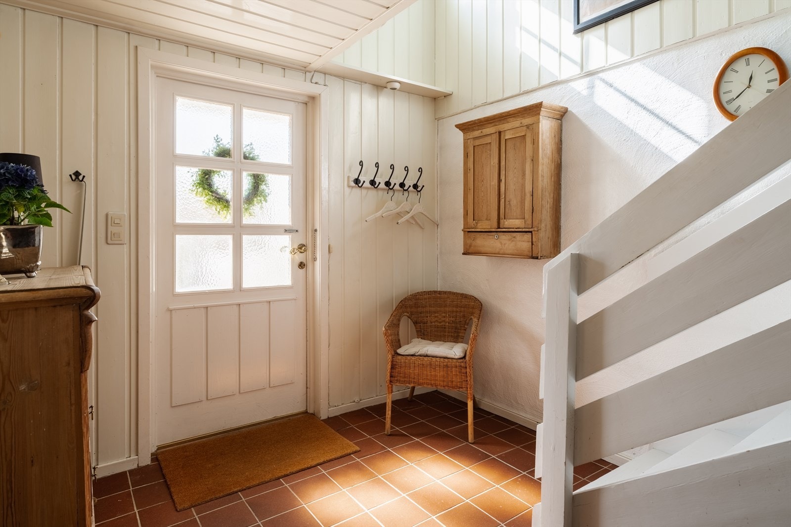 Innbydende entré med flislagt gulv og varmekabler som gir en lun velkomst. God plass til oppbevaring av sko- og yttertøy i innebygde skap. Galleribilde