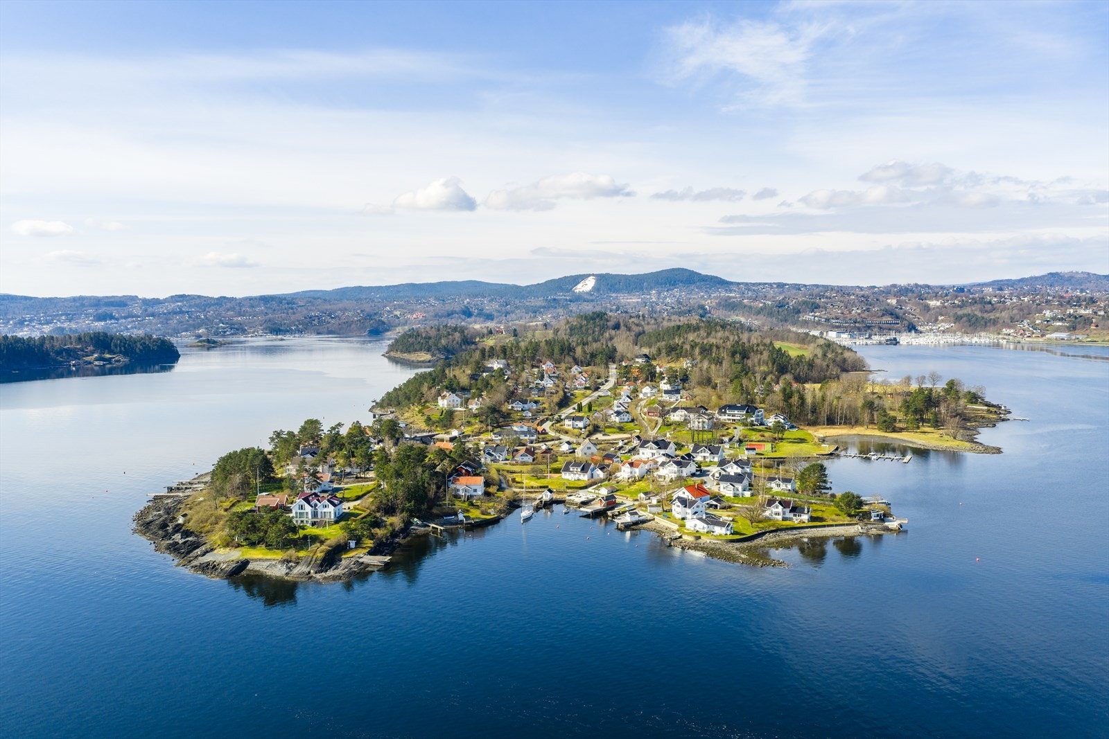 Konglungen er et naturskjønt og svært ettertraktet område med umiddelbar nærhet til sjøen, gode solforhold og et sjarmerende, maritimt preg. Galleribilde