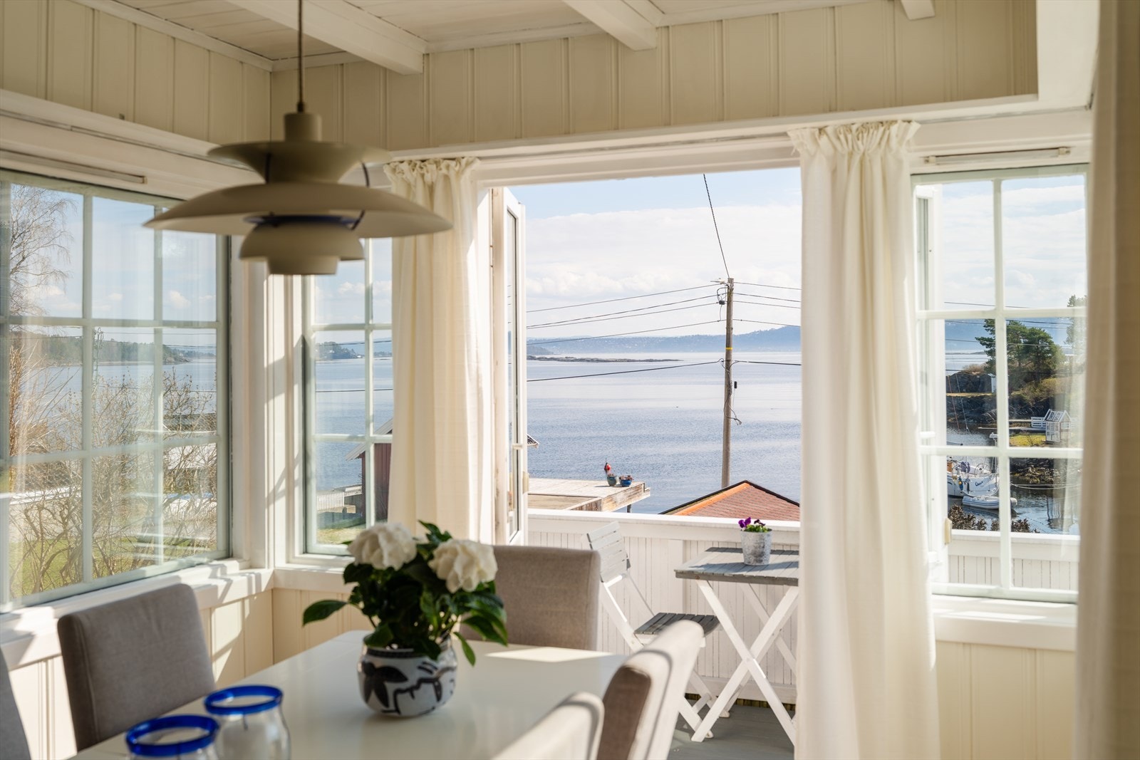Fra eiendommen kan du nyte vidstrakt fjordutsikt og sol fra morgen til kveld, enten du sitter på terrassen, balkongen eller nede ved sjøen. Galleribilde