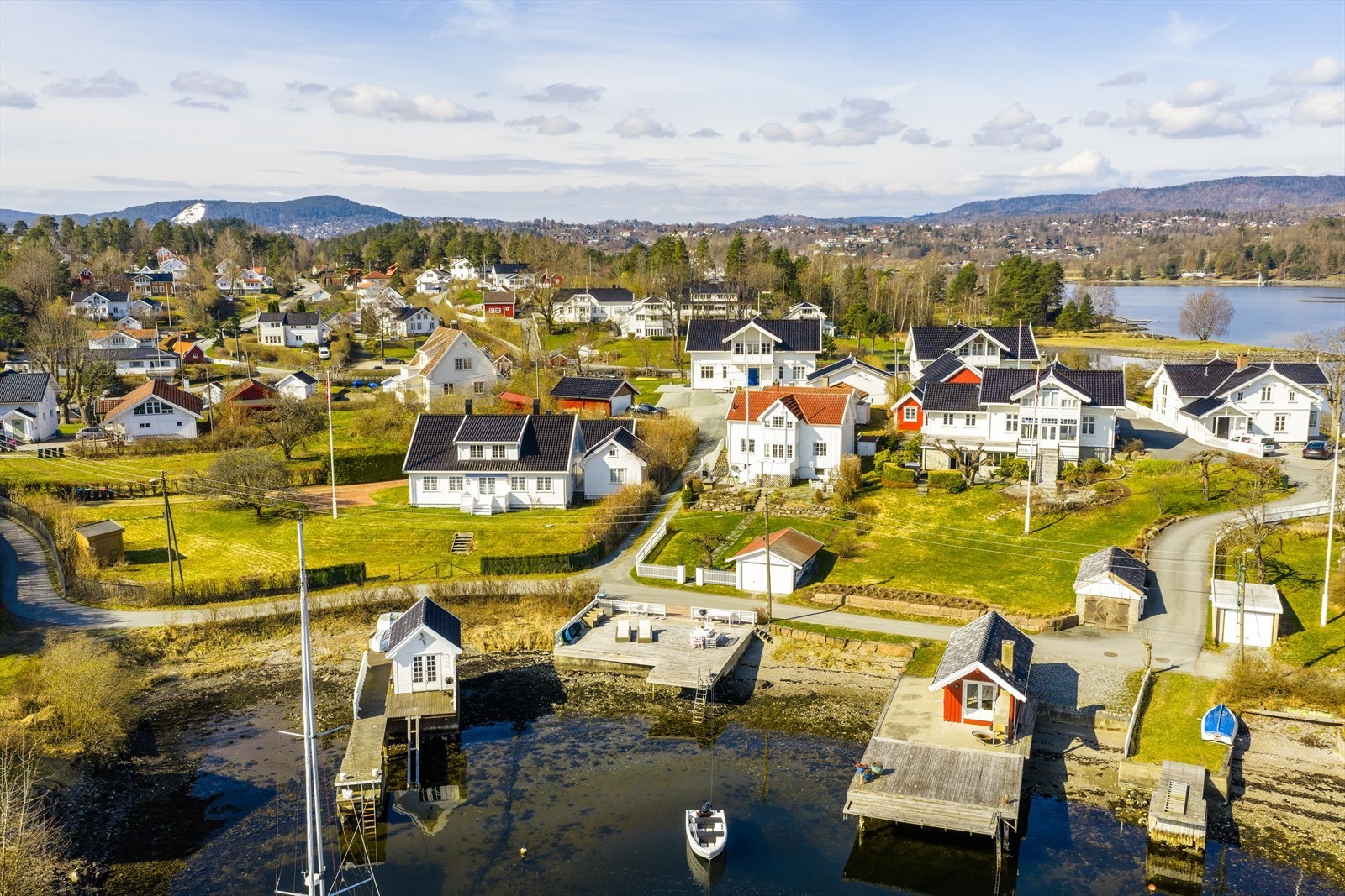 Boligen ligger på en pent opparbeidet tomt med flere soner for opphold og rekreasjon. Galleribilde