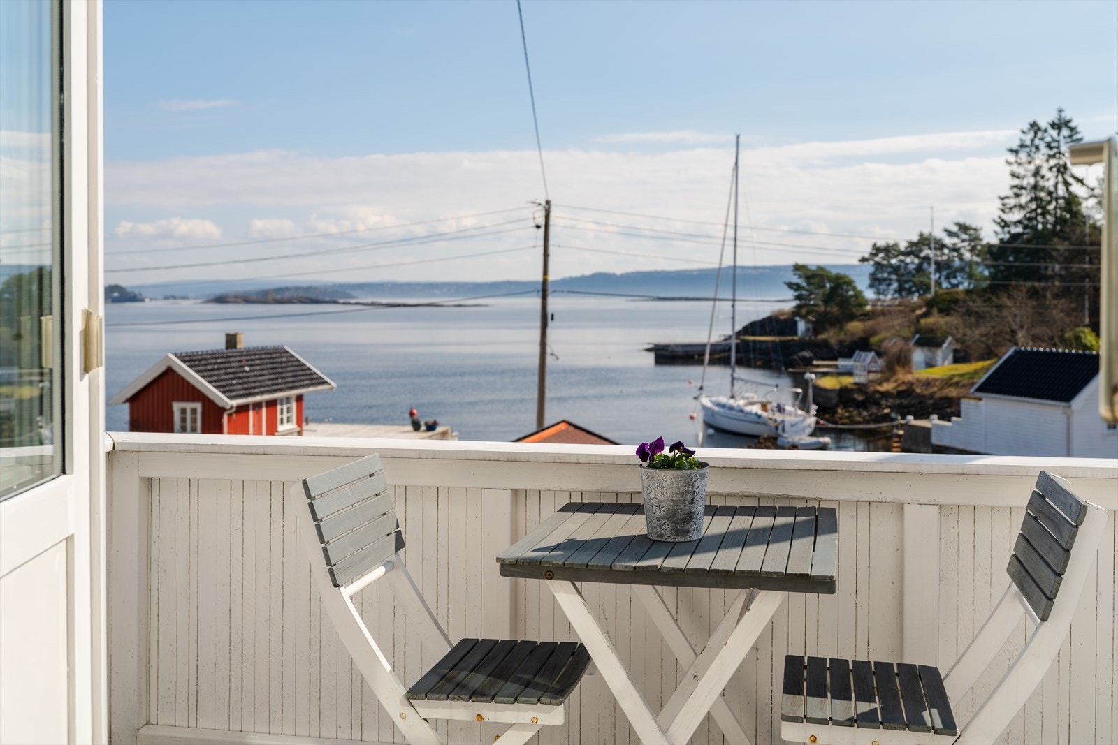 Herfra er det utgang til en østvendt balkong på ca. 5,6 kvm, et perfekt sted for morgenkaffen med utsyn mot sjøen. Galleribilde