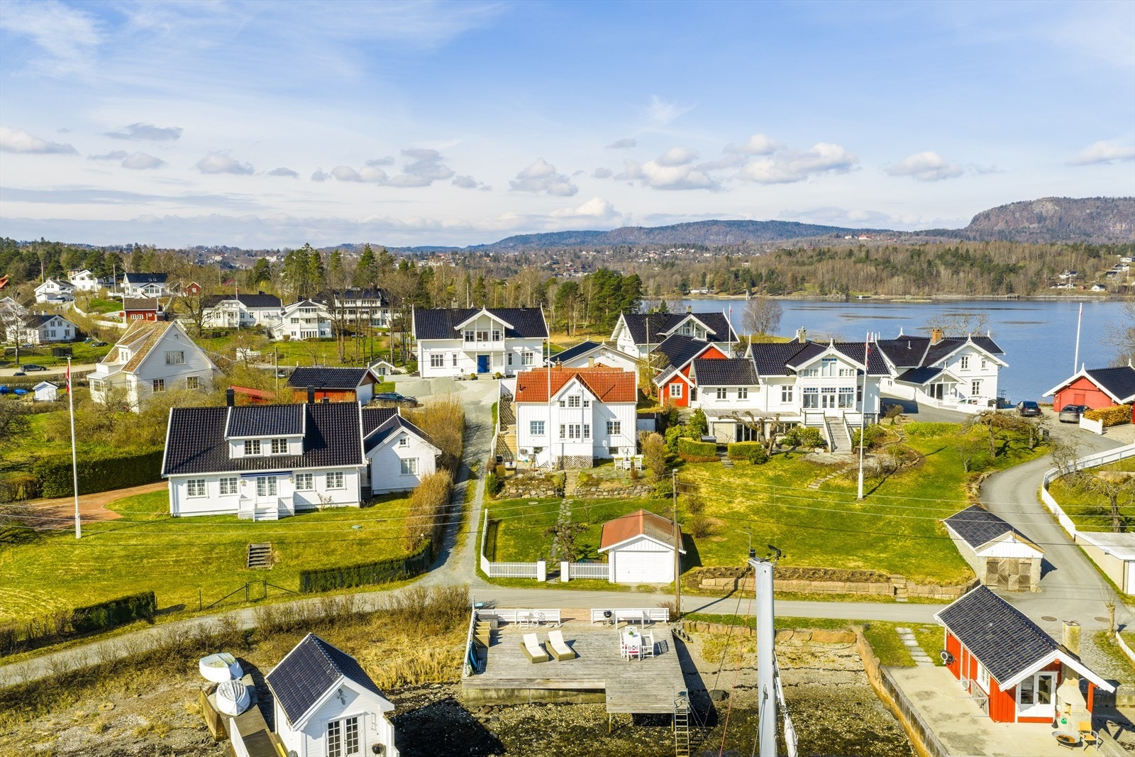 . Bryggen er etablert på eksisterende grunn og fremstår som en naturlig forlengelse av uteområdene, se pkt. om ferdigattest i salgsoppgaven for nærmere informasjon. Galleribilde