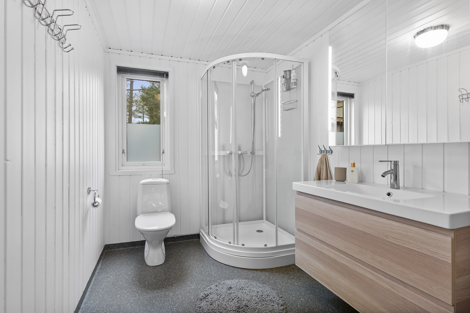 Badet har varmekabler i gulv Galleribilde