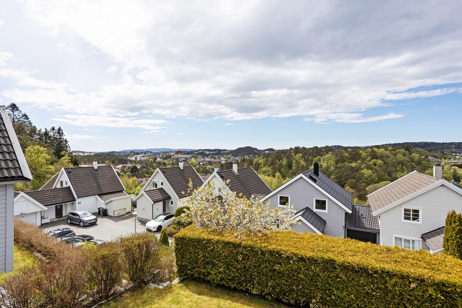 Usjenert og flott utsikt fra boligen! Galleribilde