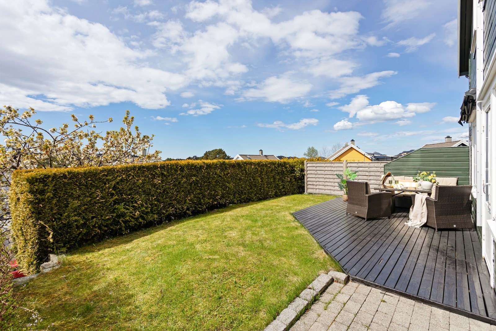Hage og terrasse har vestvendt beliggenhet. Galleribilde