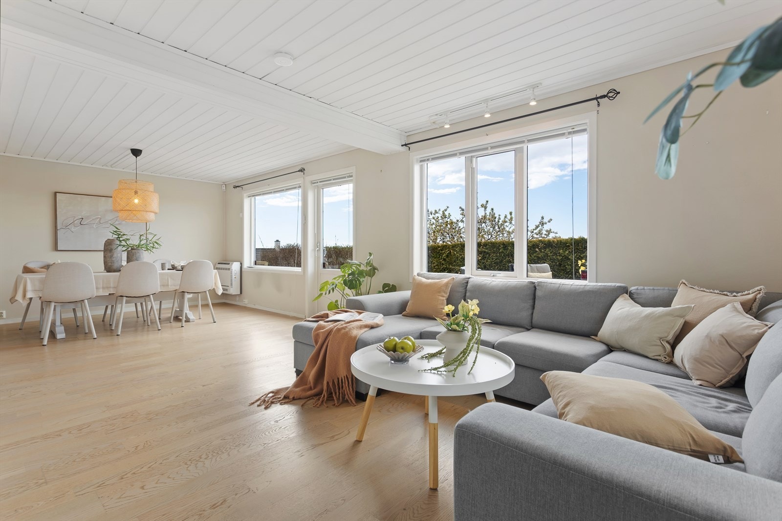 Boligen har en lys og luftig stue malt i en moderne fargepalett. Galleribilde