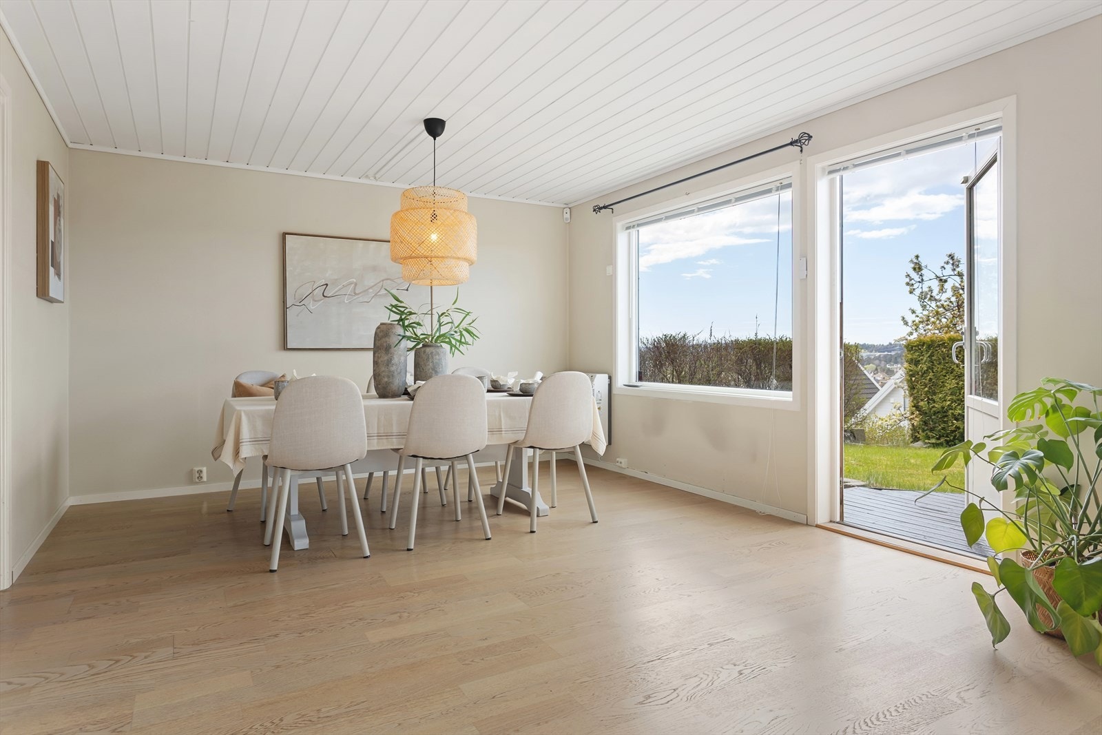 Store vindusflater som slipper inn godt med dagslys. Galleribilde