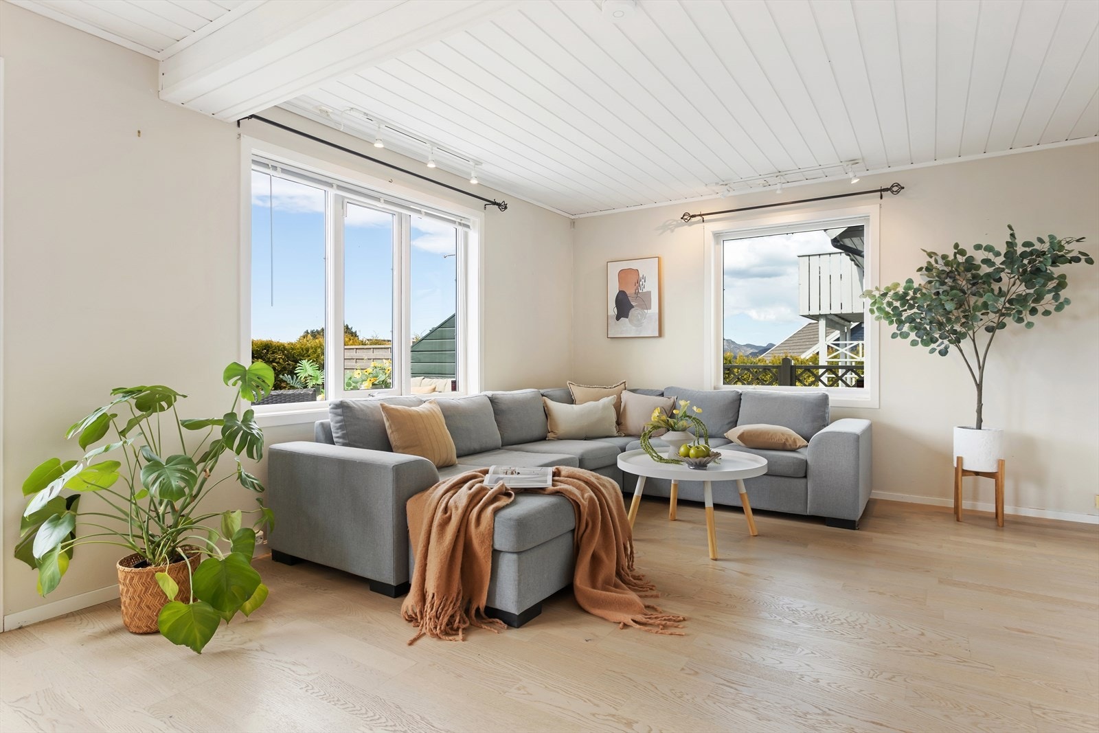 Det er god plass til både sofakrok, spiseplass og annet ønskelig møblement. Galleribilde