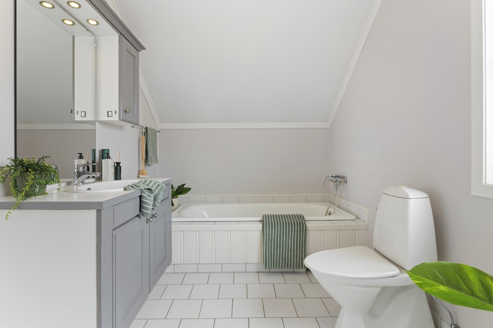 Badet er utstyrt med servant med innredning, badekar med dusj og toalett. Det er varmekabler i gulv. Galleribilde
