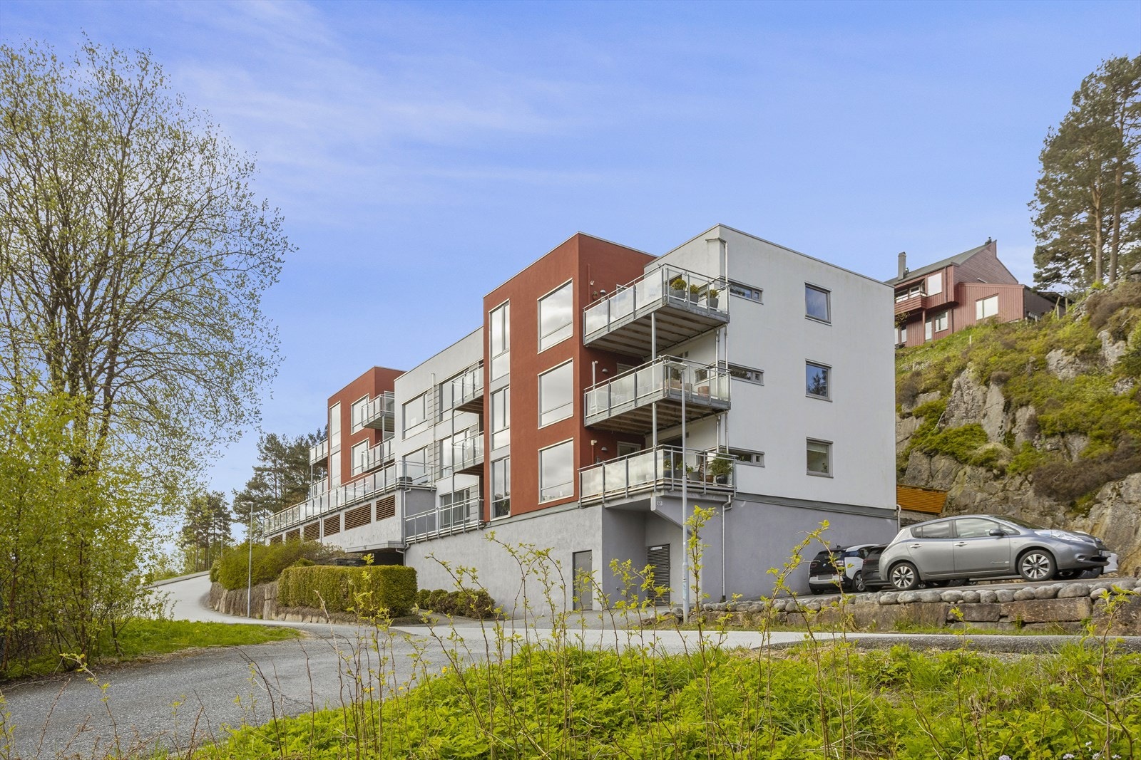 Sameiet består av 15 seksjoner i et nyere bygg fra 2005 av Heldal eiendom. Sameiet har 7 uteparkeringer som disponeres til gjesteparkering i tillegg til at alle enhetene disponerer egen garasjeplass. Galleribilde