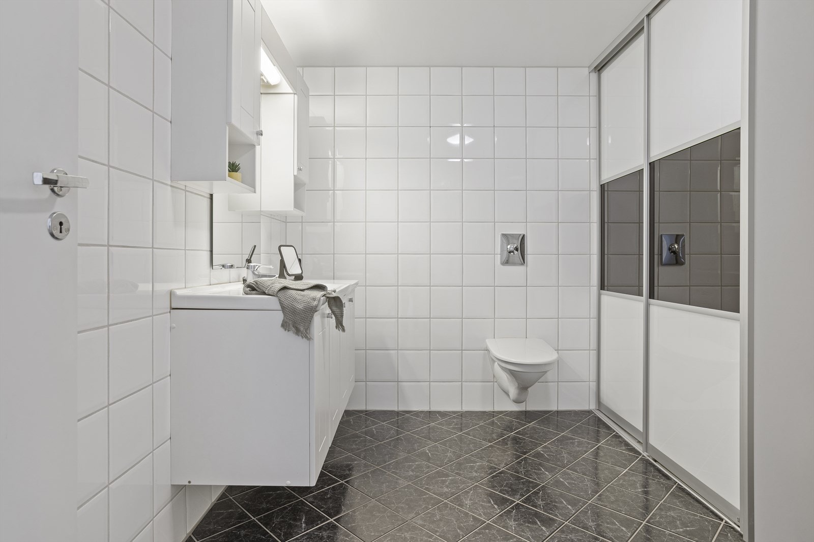 Badet er fra byggeår 2005 - vegghengt toalett og praktisk skyvedørsløsning til varmtvannstank og vaskemaskin & tørketrommel! Galleribilde