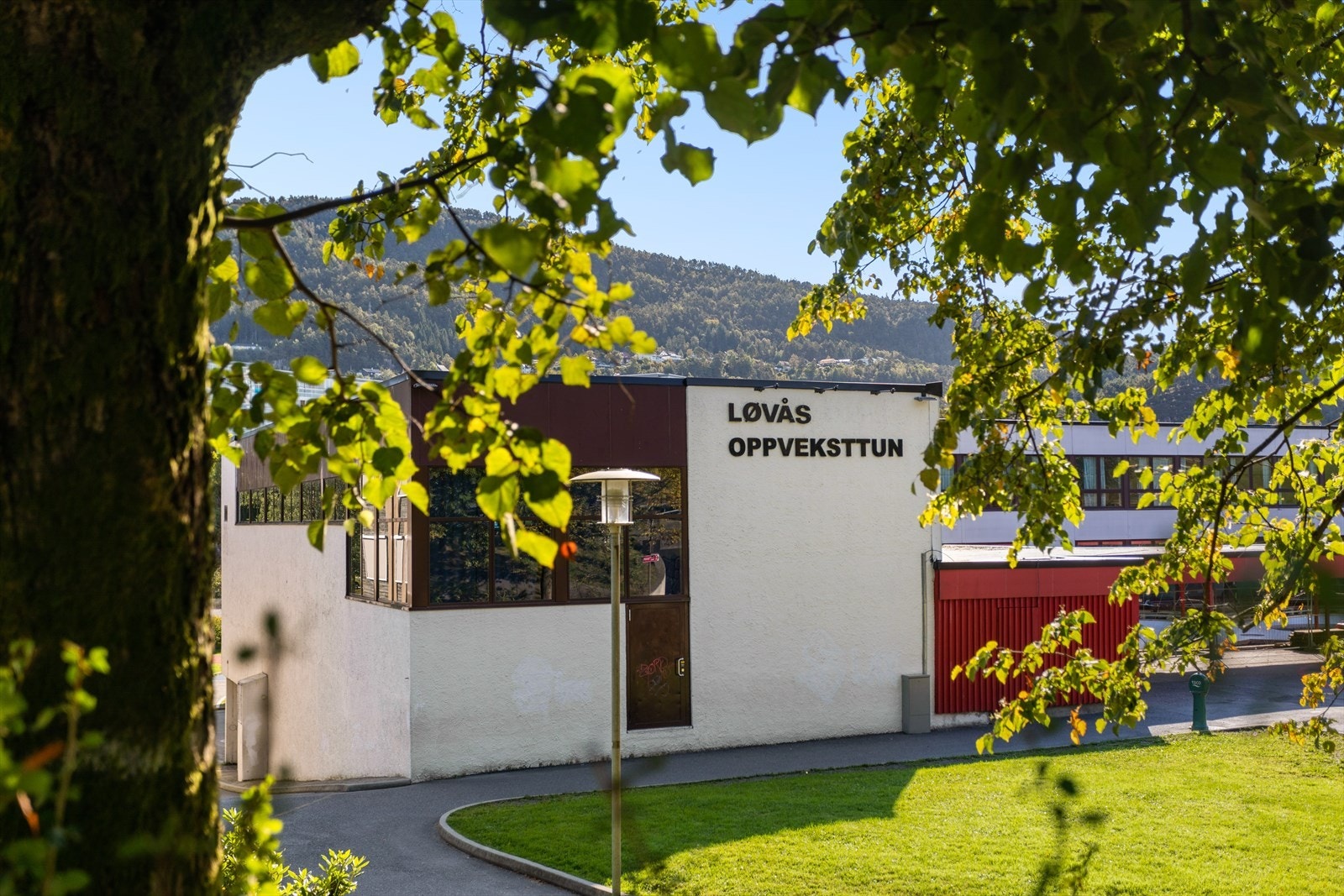 Løvås oppveksttun - Dette er den nærmeste barneskolen, 5 min gange fra leiligheten. Galleribilde