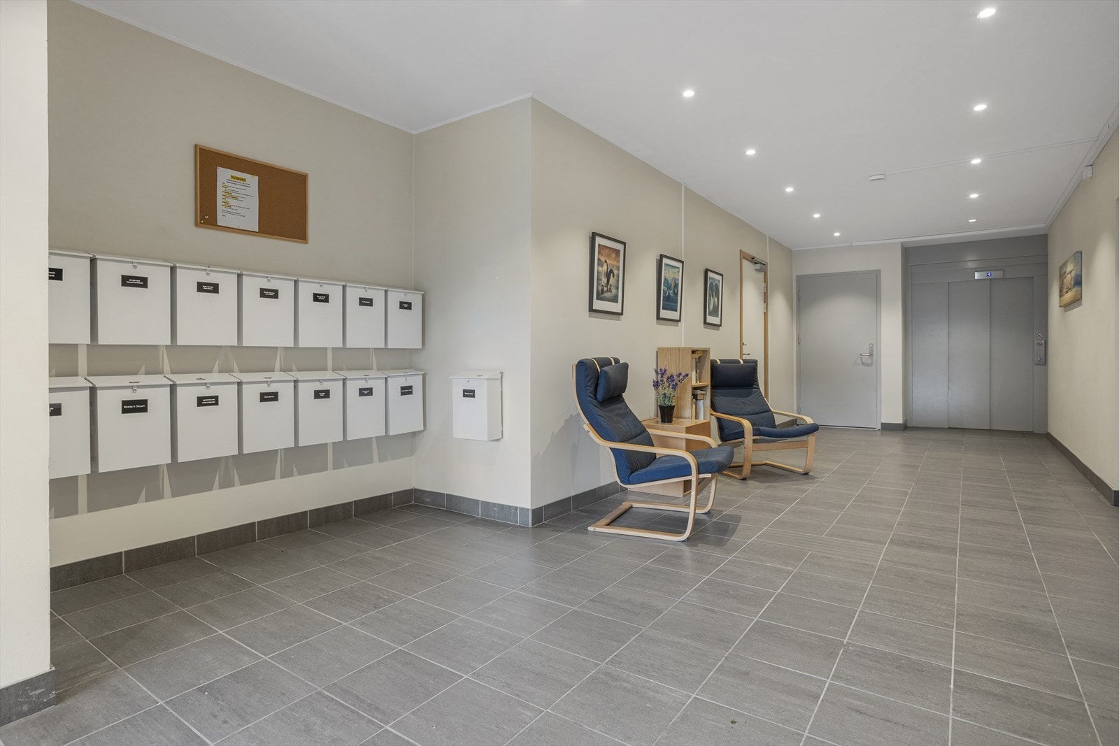 Flott lobby/hall. Bodene finner man inn døren til høyre! Videre fra bodene finner man felles sykkelbod og hobby verksted og utstyr som benyttes av sameiet. Galleribilde