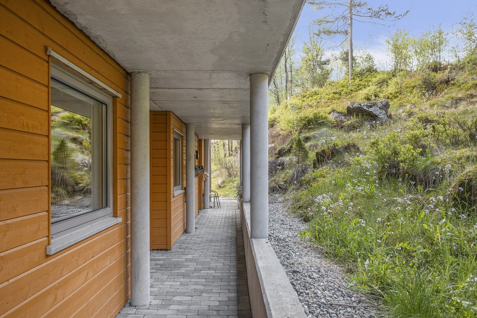 Koselig svalgang - praktisk av flere årsaker! Sjarmerende med grønne omgivelser utenfor! Galleribilde