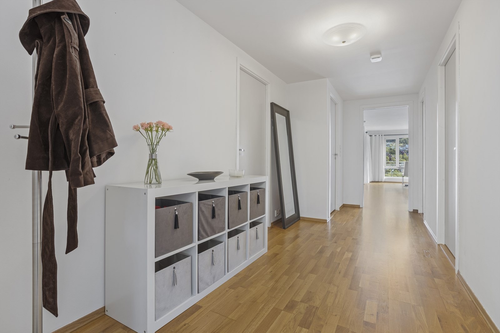 Gangen er meget romslig. Merk listefritt inn mot stuen, og lave listverk ellers i boligen. Dette gjør det praktisk for en livsløpsstandard. Galleribilde