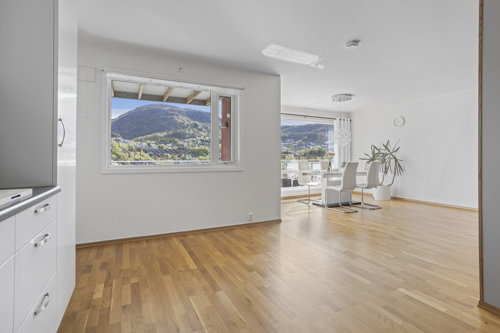 Kjøkkenet/ stuen er på hele 41,9 m²! Galleribilde