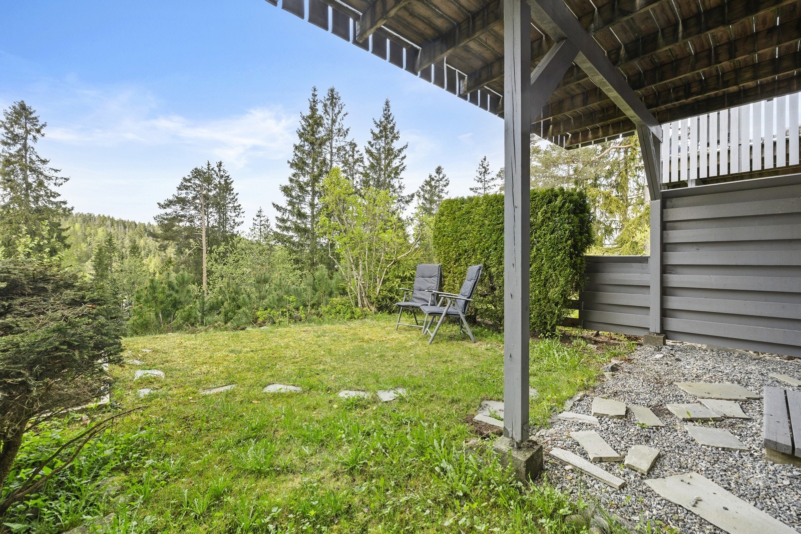 En egen hageflekk med plen, tilgjengelig fra underetasjen. Galleribilde