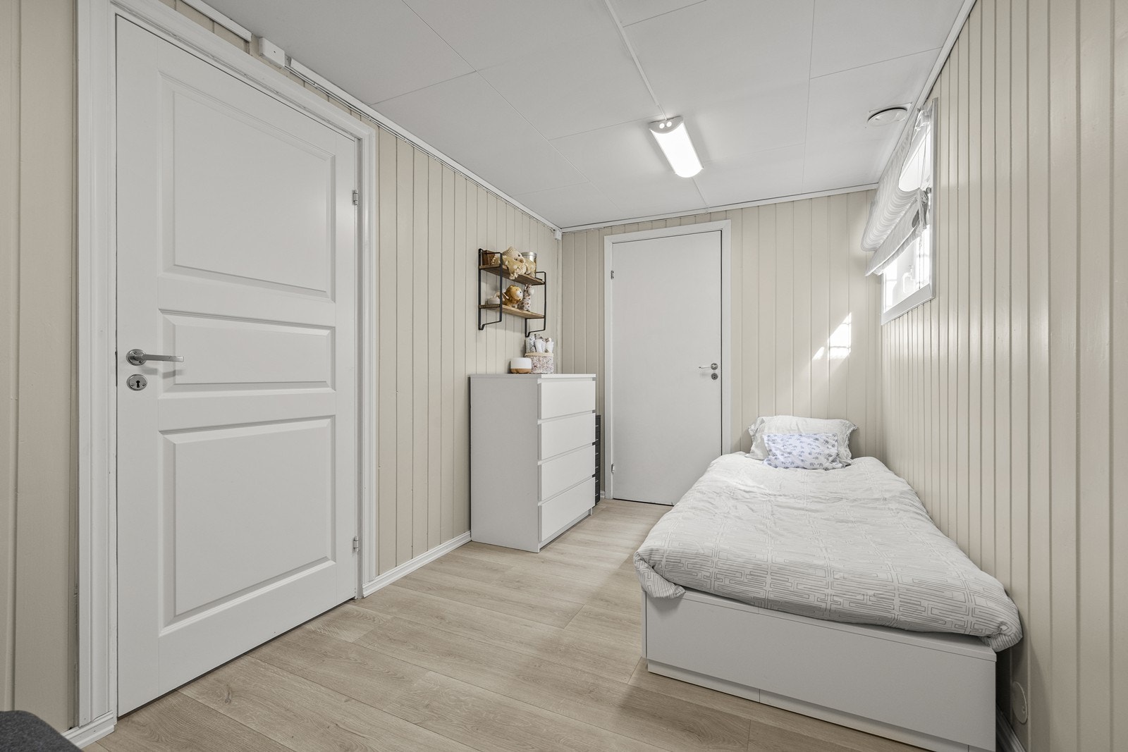 Innredet rom som i dag benyttes som kontor. Rommet har laminatgulv og panel på veggene. (Ikke godkjent som soverom) Galleribilde