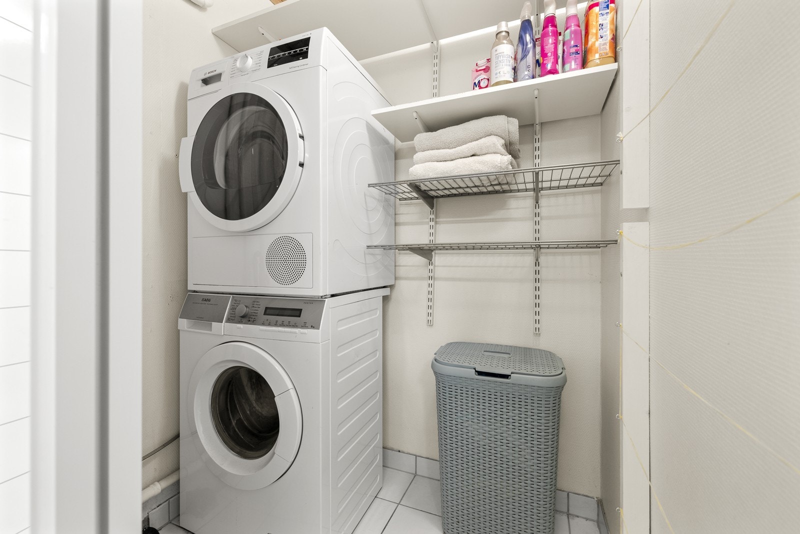 I tilknytning til badet er det etablert en egen nisje med opplegg for vaskemaskin. Galleribilde