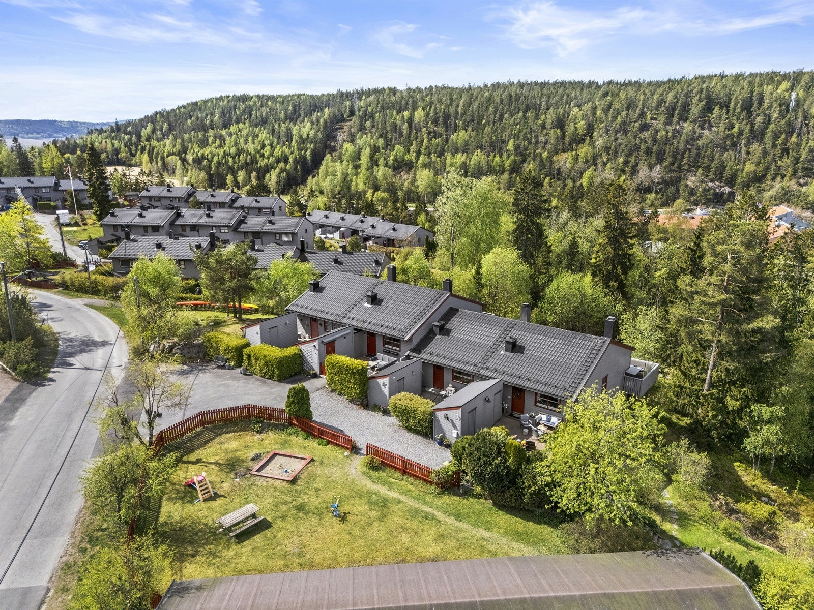 Boligen ligger i et etablert og barnevennlig område, med nærhet til skog og mark. Galleribilde