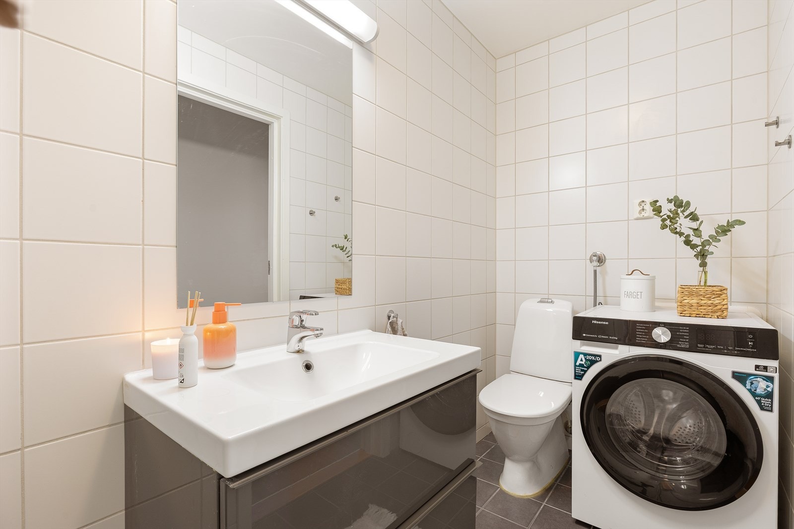 Badet er utstyrt med gulvvarme som sørger for en lun og behagelig temperatur. Galleribilde