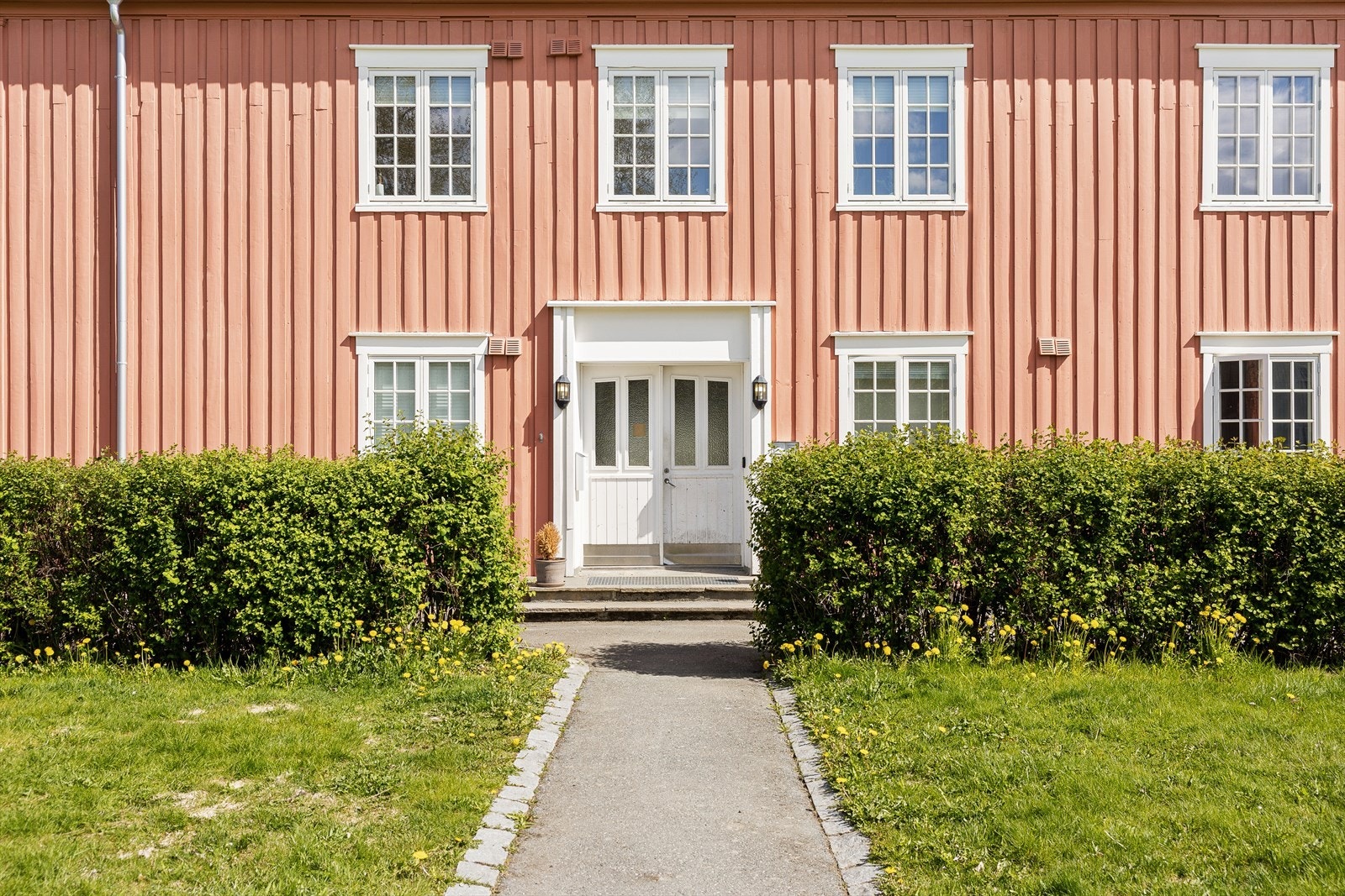 Leiligheten ligger i et rolig og attraktivt område med flotte turmuligheter i umiddelbar nærhet. Her bor du sentralt, men samtidig skjermet fra byens støy. Galleribilde