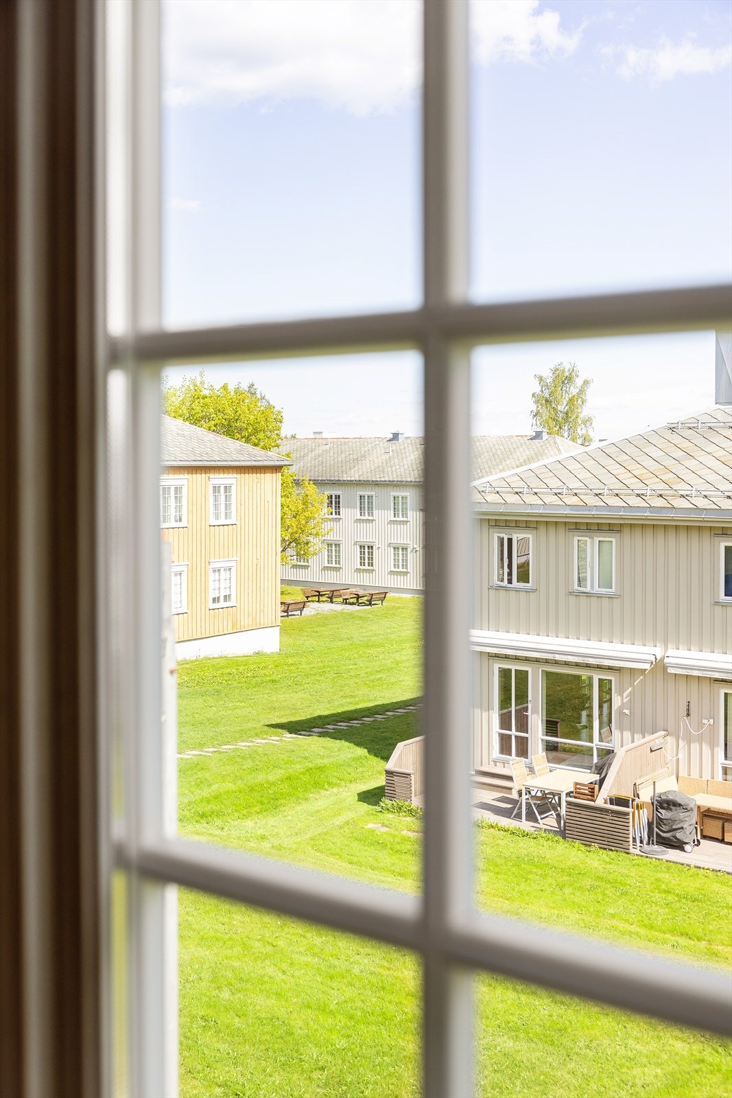 Med store og åpne plenområder ligger forholdene godt til rette for sol store deler av dagen. I tillegg har sameiet en innbydende felles platting med benker og grill. Galleribilde