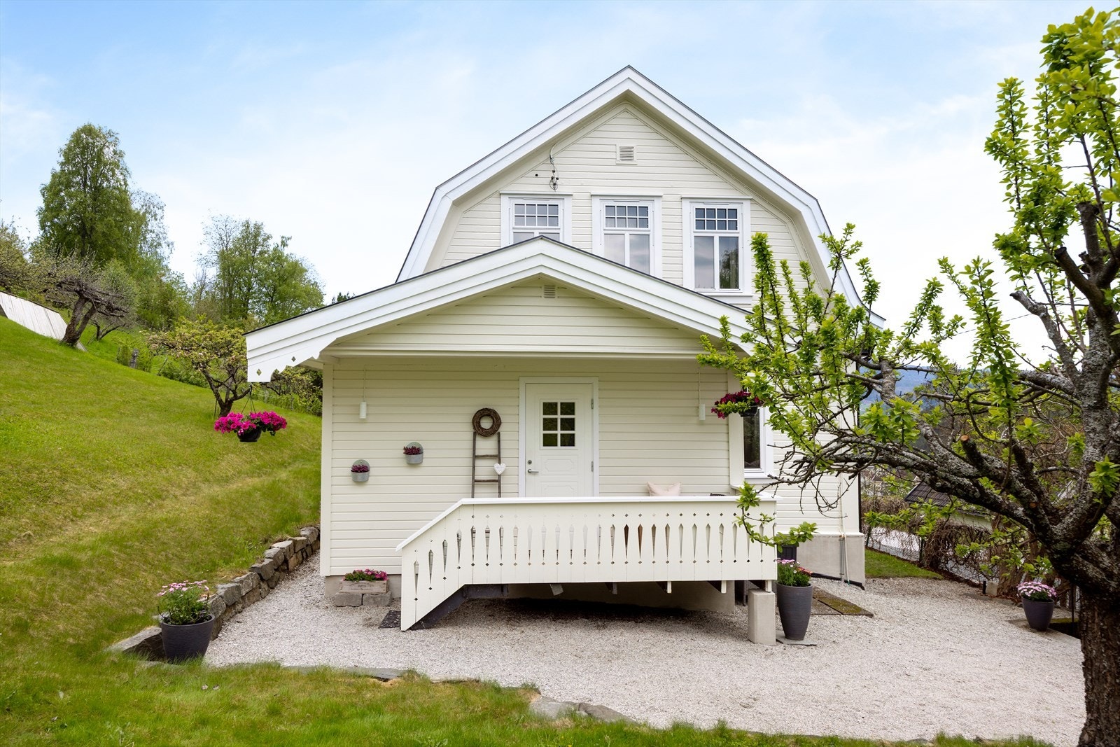 Innbydende inngangsparti med egen sittegruppe som gir utsikt ut mot hagen. Galleribilde