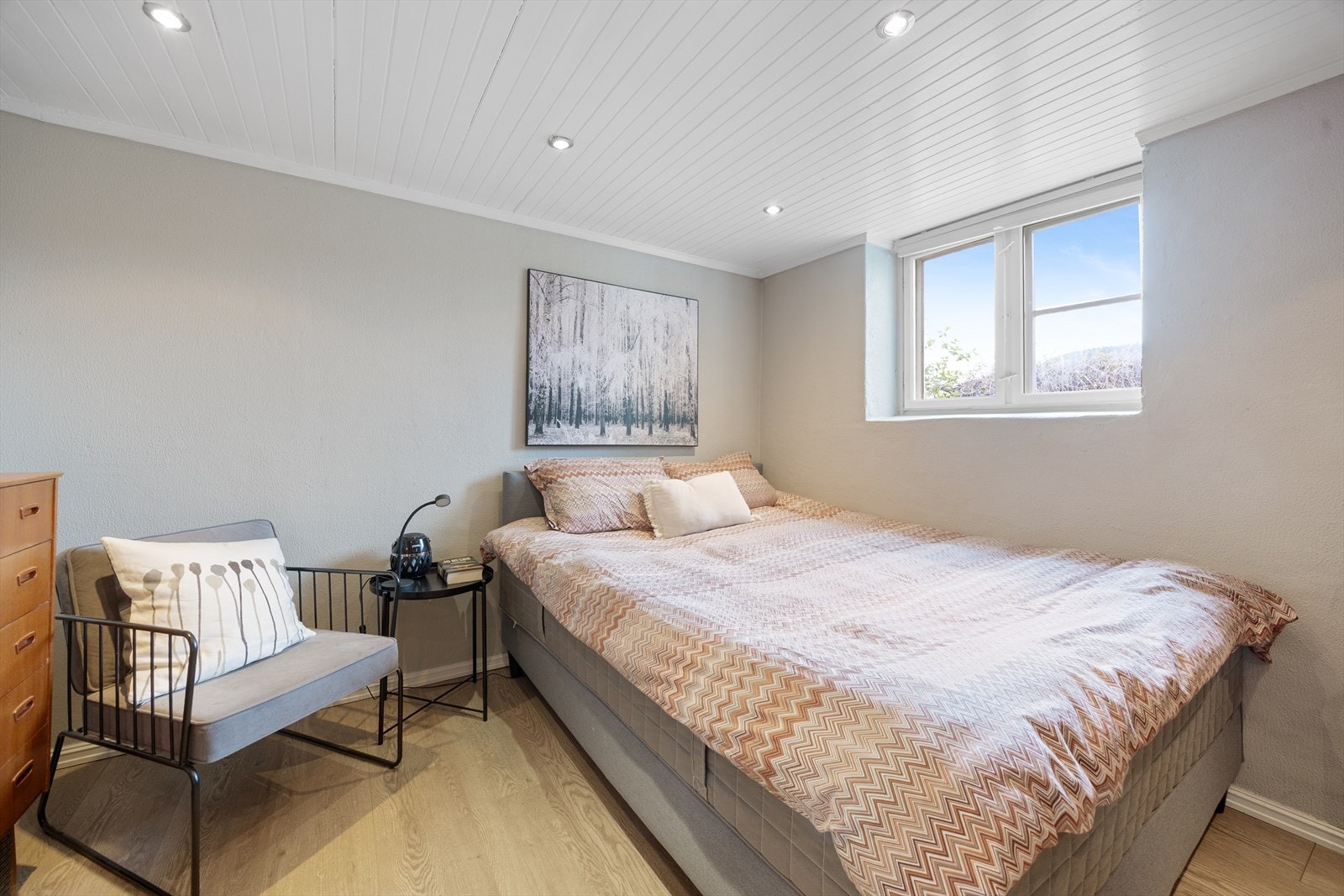 Rom i kjeller er innredet uten søknad og godkjenning hos kommunen. Forøvrig er kjellerstuen romslig, det er montert downlights i himlingen, som gir et delikat og stilrent utrykk. Galleribilde