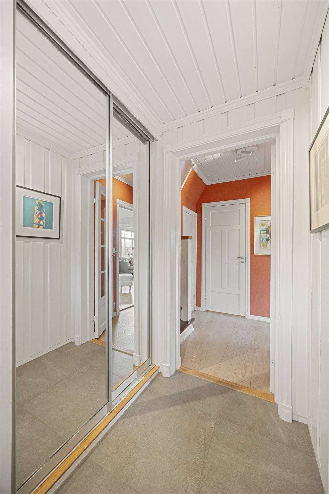 Fislagt entré med 60x60 fliser, likt som baderommet. Integrert skyvedørsgarderobe med speil. Galleribilde