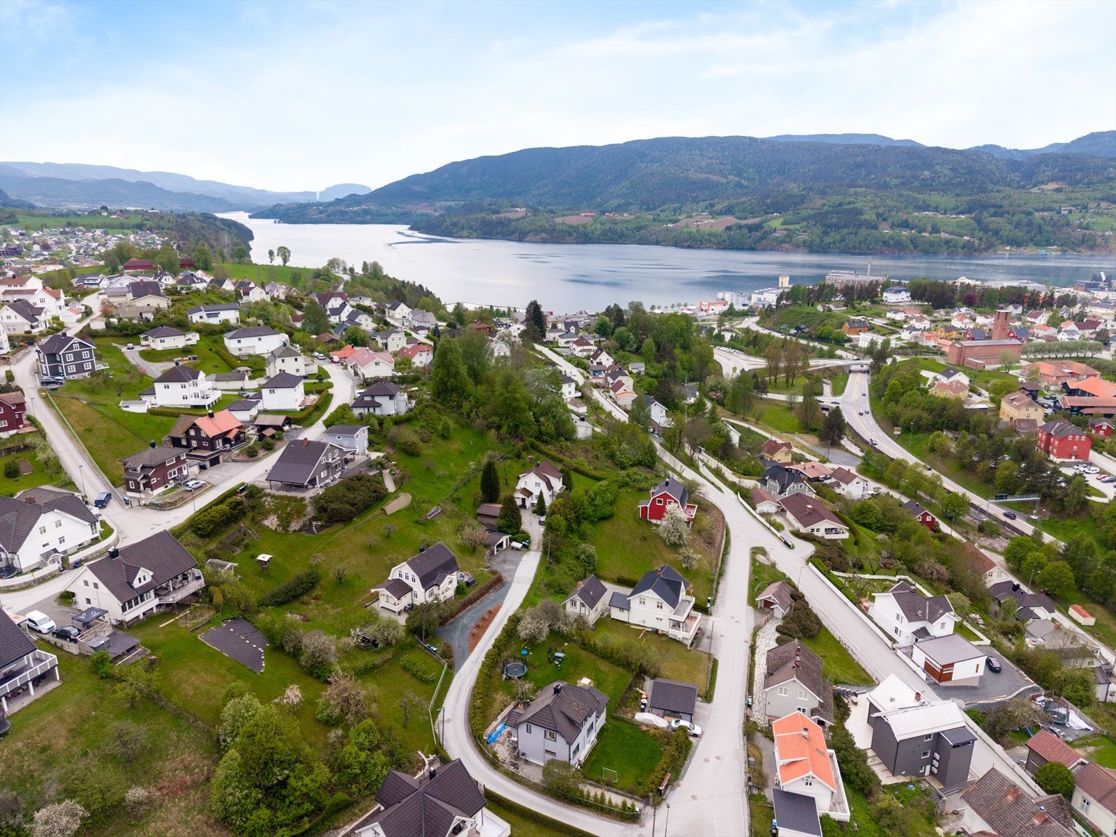 Bussholdeplassen Toppen ligger kun fem minutters gange unna, med avganger mot blant annet Kongsberg og Oslo. Galleribilde