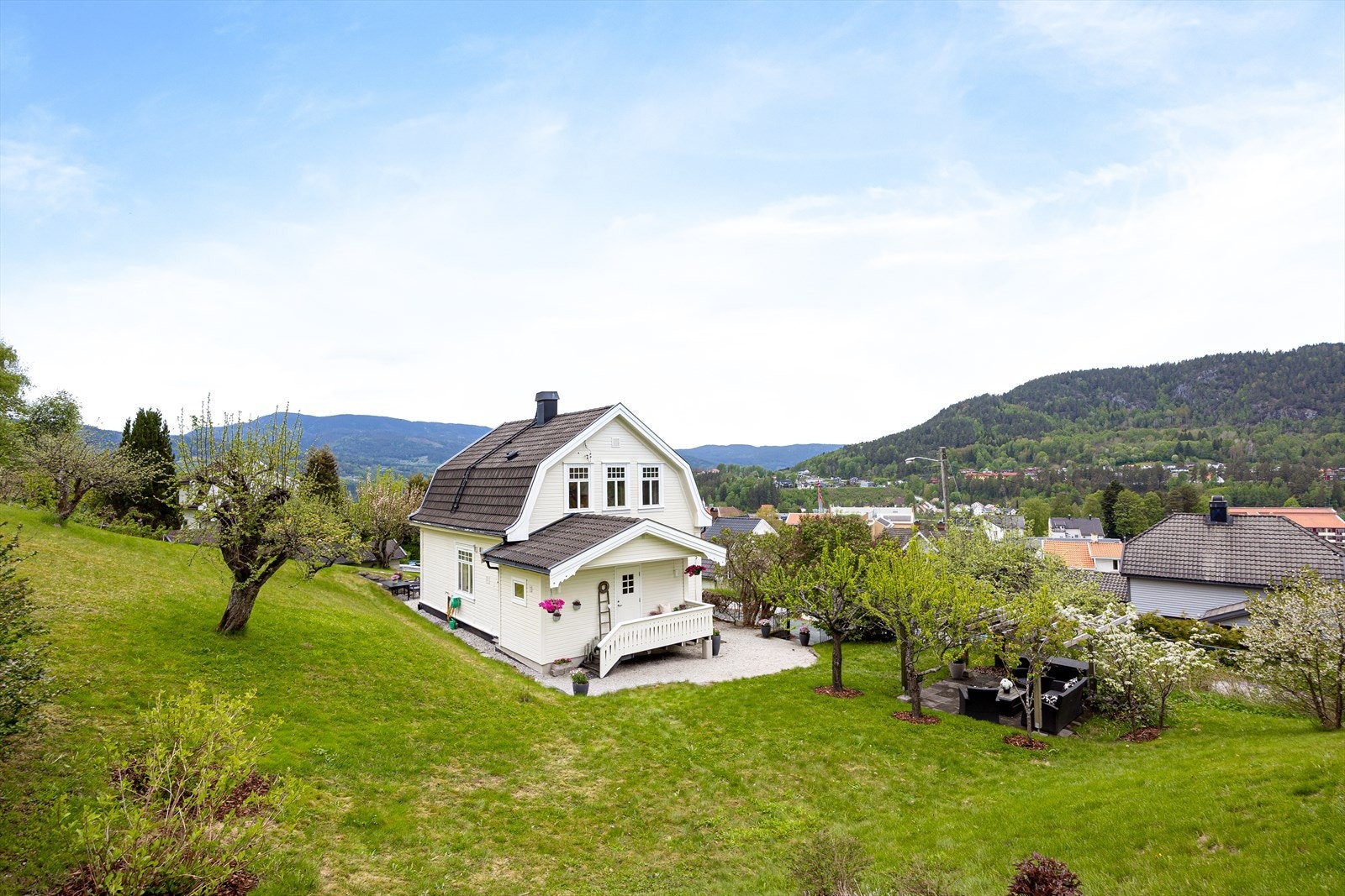Her får du solrike uteplasser og rikelig med boltreplass på en stor tomt. Galleribilde